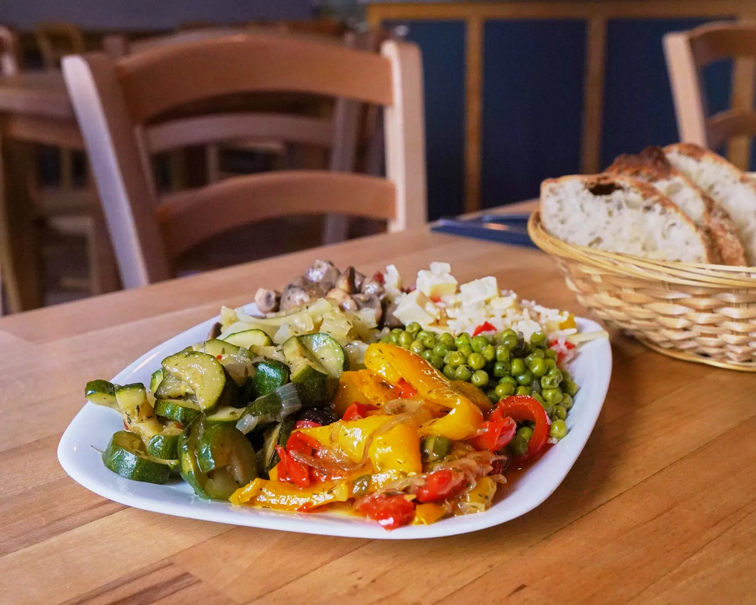 <think> Got it, let's create the alt text. First, identify what's visible. The main elements are a plate with vegetables (zu…